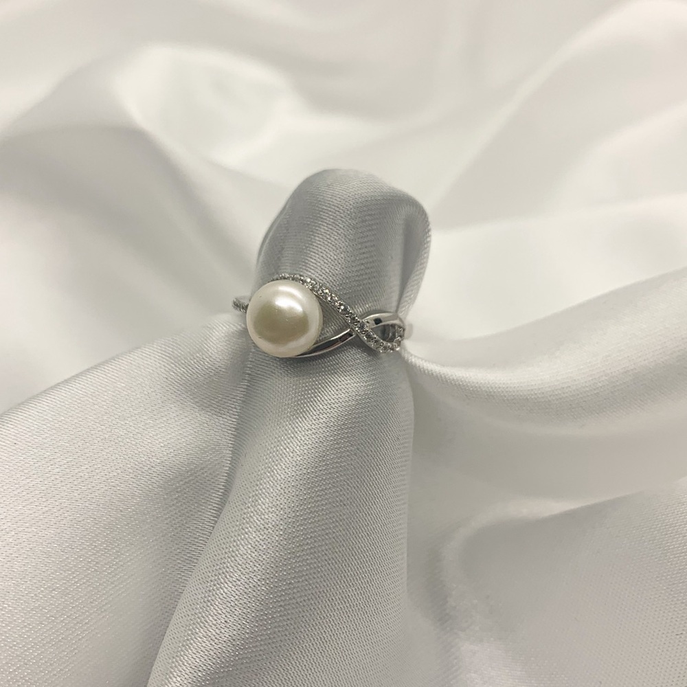 Elegant Silver Pearl Ring